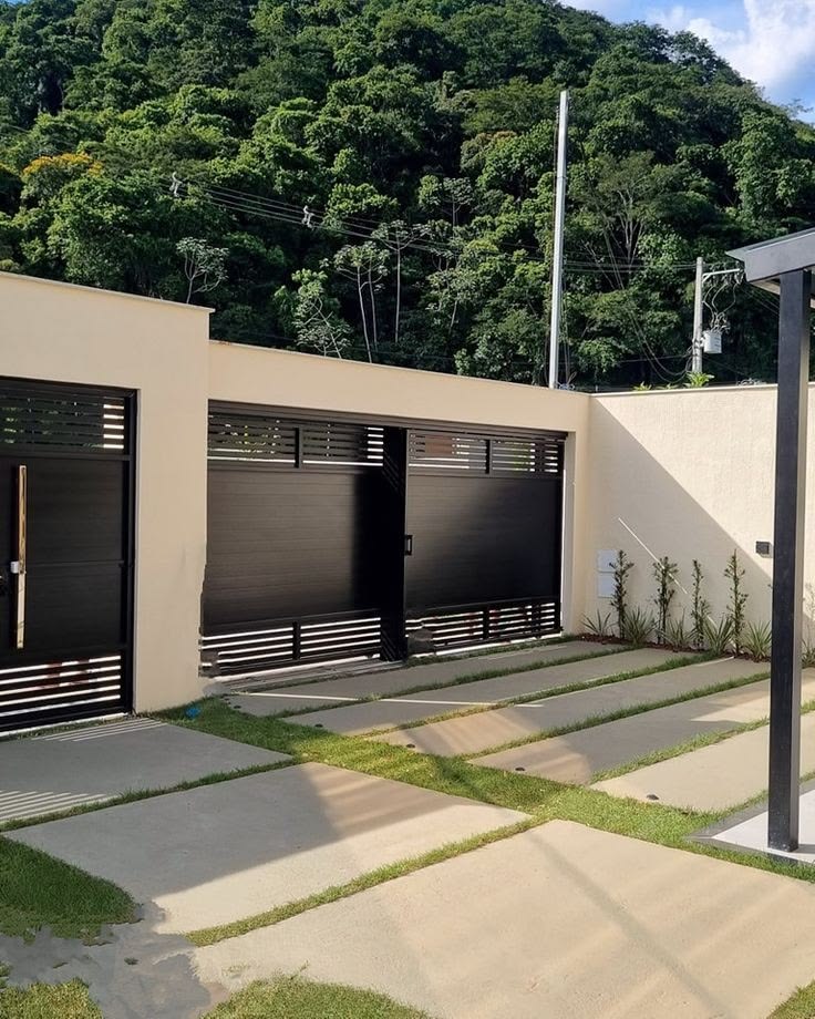 Portão de alumínio em residência moderna